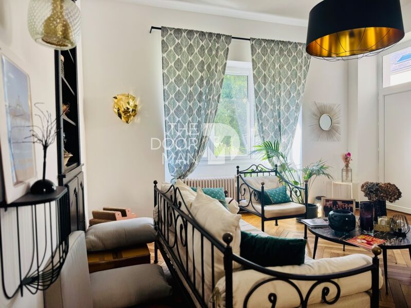 Interior of a townhouse in Laval with a bright living room and elegant curtains.