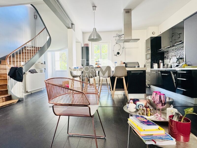 Interior of a townhouse in Laval, with a modern living room and an open kitchen.
