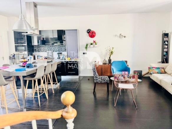 Interior of a townhouse in Laval, with a bright living room and a modern kitchen.