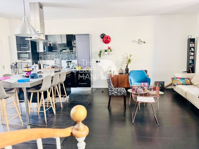 Interior of a townhouse in Laval, with a bright living room and a modern kitchen.