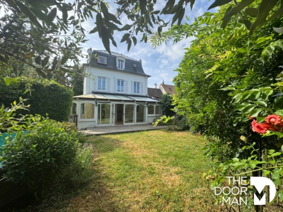 Maison bourgeoise avec jardin à Montfort-l'Amaury, vue depuis le jardin