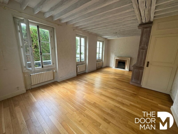 Intérieur d'une maison bourgeoise à Montfort-l'Amaury avec parquet et fenêtres.