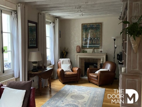 Living room of a bourgeois house with leather armchairs and fireplace.