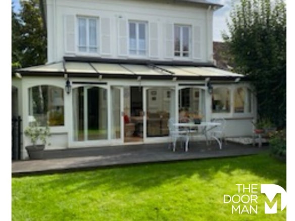 Bourgeois house with garden in Montfort-l'Amaury, view from the outside.