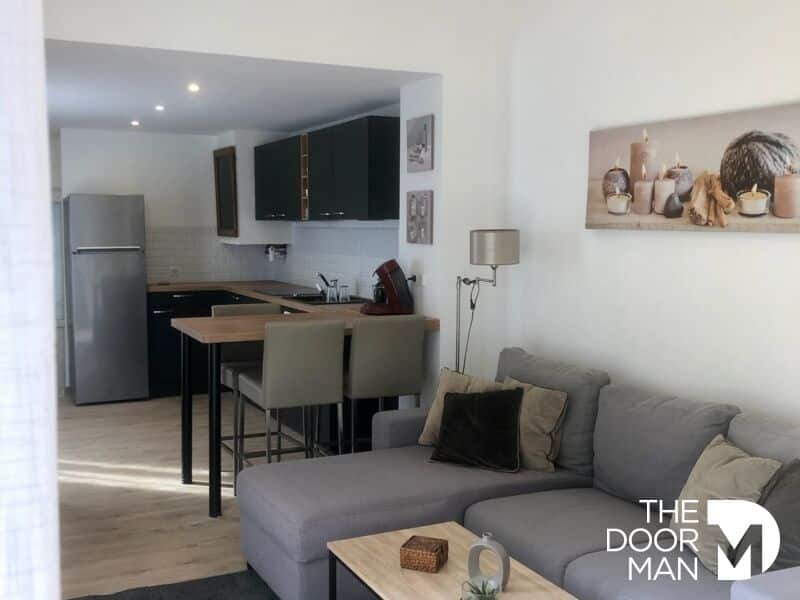 Intérieur d’une maison à Rambouillet Intérieur d'une maison moderne à Rambouillet avec cuisine équipée et salon confortable.