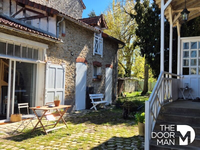 Maison meulière à Rambouillet Maison de type meulière avec cour en pavés à Rambouillet, France.