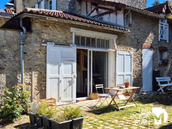 Maison de type meulière avec entrée et terrasse à Rambouillet, fin XIXe siècle.