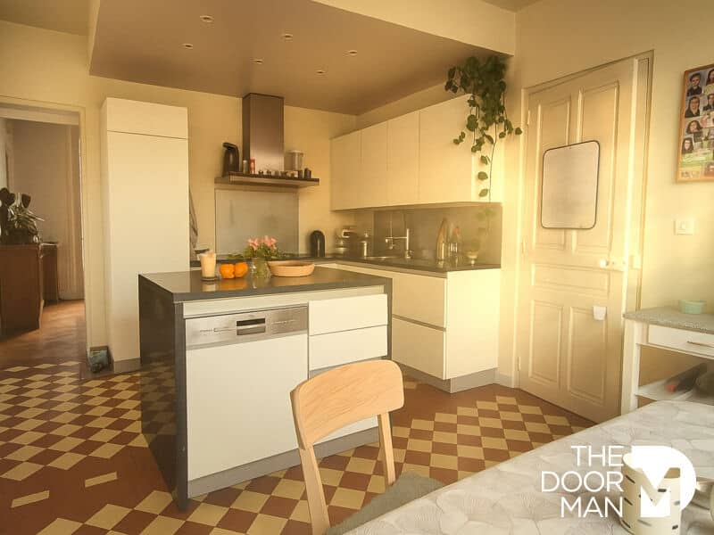 Cuisine de maison meulière à Rambouillet Cuisine moderne dans une maison de style meulière à Rambouillet, avec un plan de travail en îlot.