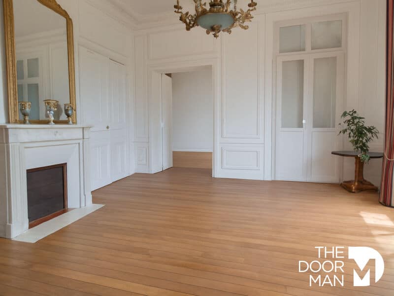 Intérieur d’une maison meulière à Rambouillet Intérieur d'une maison meulière à Rambouillet, avec un sol en bois et une cheminée.