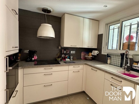 Modern and functional kitchen in a family home.