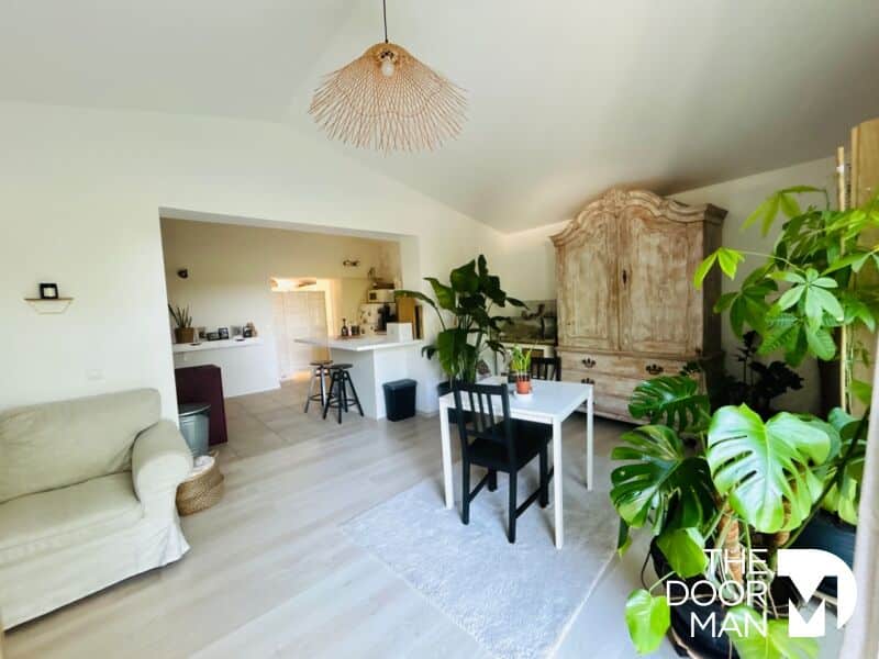Intérieur d’une propriété rénovée à Flassans-sur-Issole Intérieur d'une propriété rénovée avec salon, salle à manger et plantes.