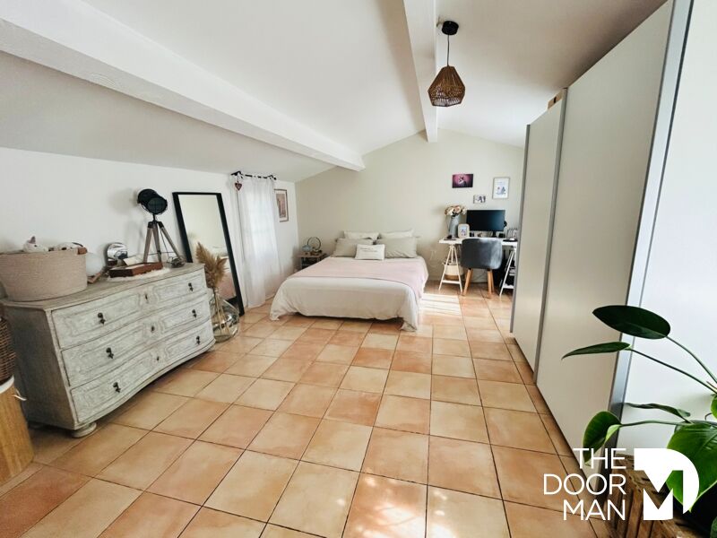 Chambre rénovée Chambre spacieuse avec lit, bureau et meubles en bois, sol en carrelage