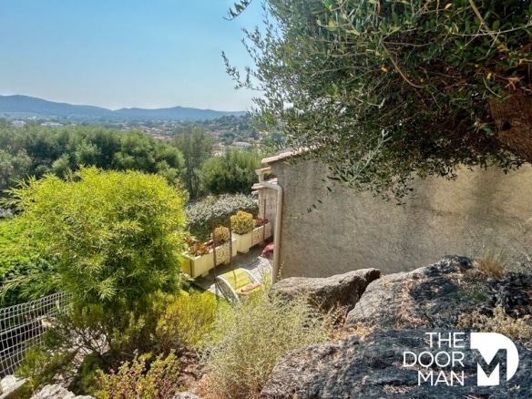 Unobstructed view of a house with a garden in Le Lavandou, surrounded by vegetation.