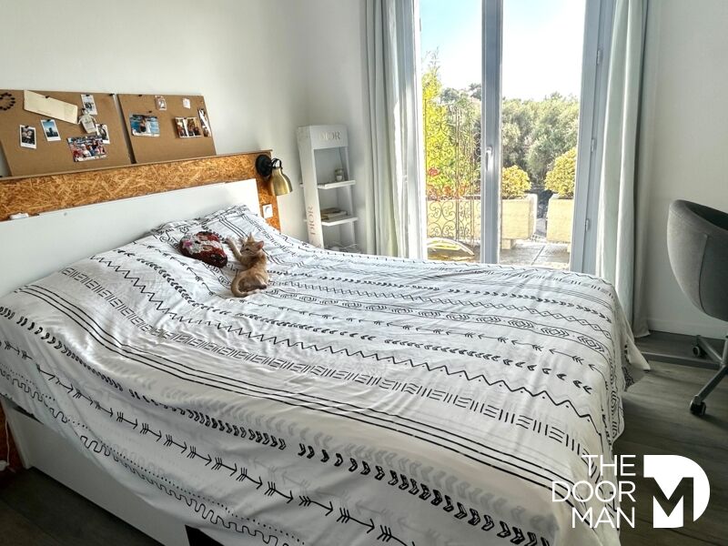 Bright room with a view Room in a house with a double bed and a garden view.