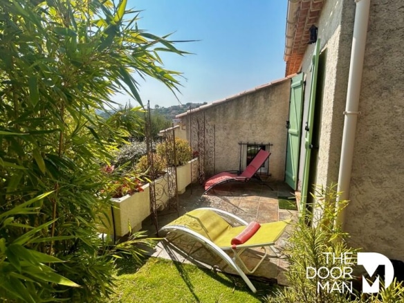 Terrace of a house with sun loungers and unobstructed views, Le Lavandou