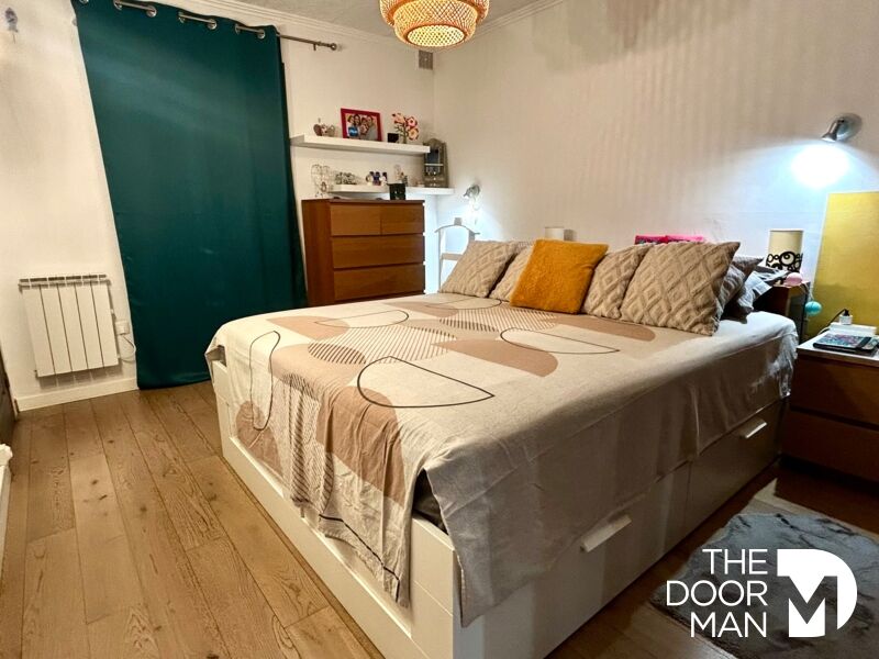 Room in a house in Le Lavandou Room in a house with a double bed and simple decor.