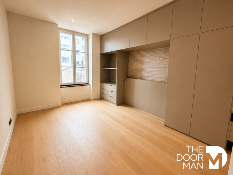 Appartement T4 rénové à Dinard Intérieur d'un appartement T4 rénové avec parquet clair et rangements intégrés à Dinard.