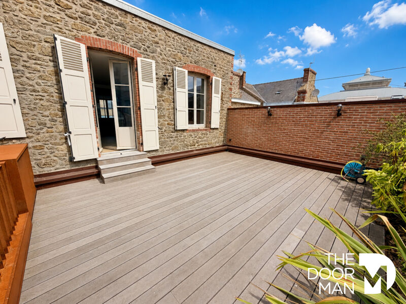 Terrasse d’appartement à Dinard Terrasse d'un appartement rénové avec vue sur le ciel à Dinard, en pierre et bois.