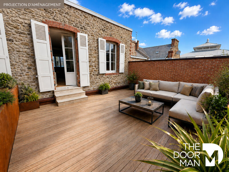 Terrasse d’appartement à Dinard Terrasse d'un appartement rénové avec mobilier moderne à Dinard, ensoleillée et entourée de plantes.