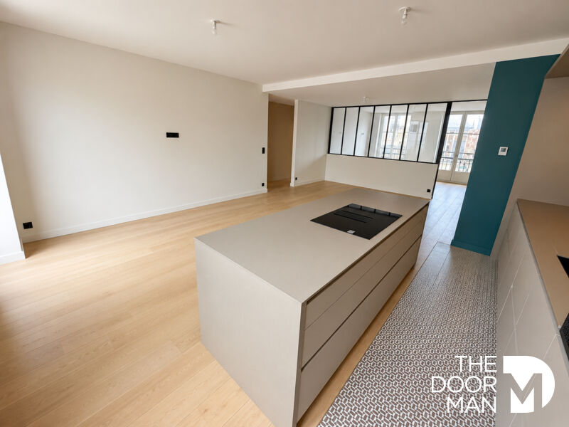 Appartement T4 rénové à Dinard Intérieur d'un appartement T4 rénové avec cuisine ouverte et salon lumineux à Dinard.