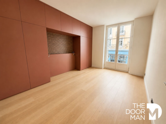 Intérieur d'un appartement T4 rénové à Dinard, avec murs clairs et espace ouvert.