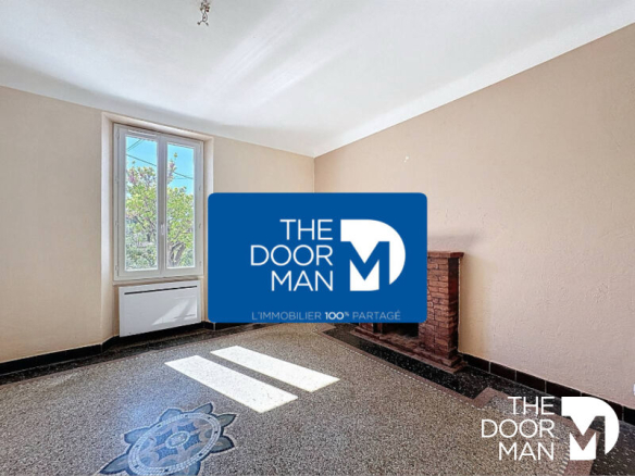Intérieur d'un appartement dans un immeuble à vendre, lumineux avec fenêtres et cheminée.