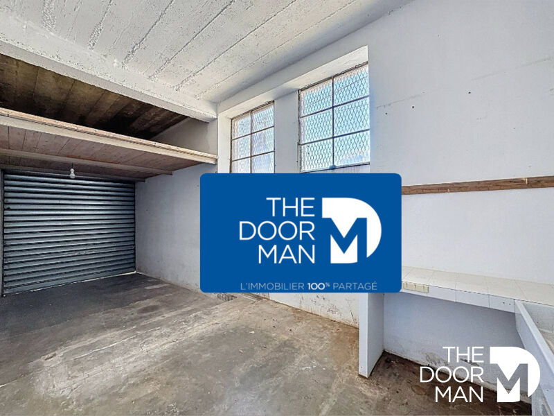 Espace intérieur d’un immeuble à Le Lavandou Intérieur d'un espace vide dans un immeuble à vendre à Le Lavandou, avec fenêtres et murs en béton.