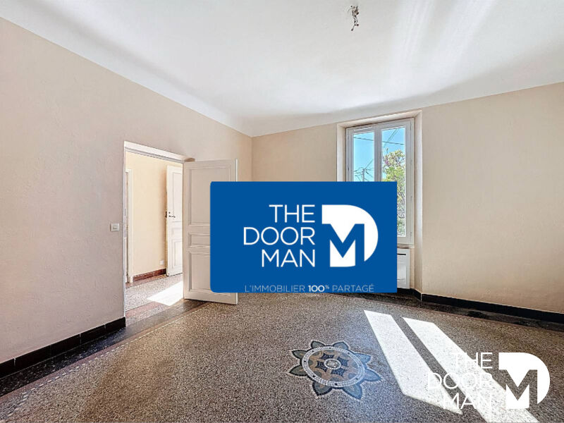Intérieur d’un immeuble à Le Lavandou Intérieur d'un immeuble à vendre avec lumière naturelle, murs clairs et sol en carrelage.