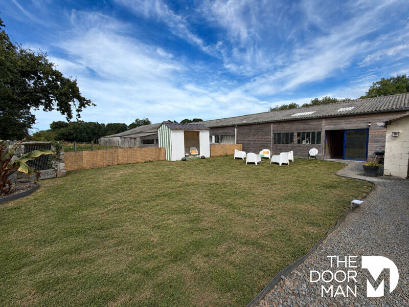Garden of a property with lawn and outbuildings in Matignon.