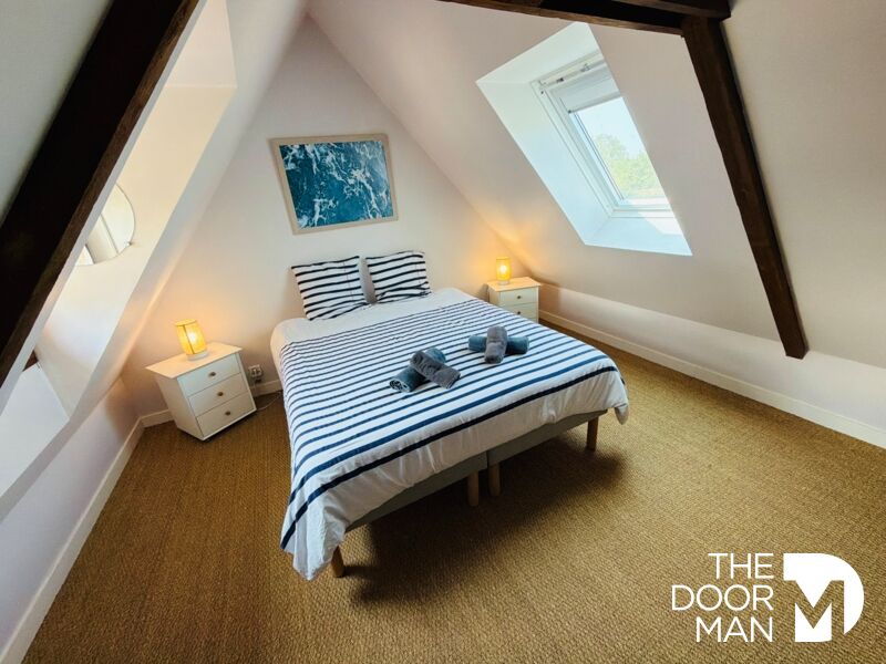 Room in a longhouse in Aucaleuc Attic room with double bed and simple decor, located in a stone farmhouse in Aucaleuc.