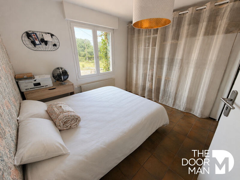 Room in a longhouse in Aucaleuc Room in a stone farmhouse in Aucaleuc with double bed and bright windows.
