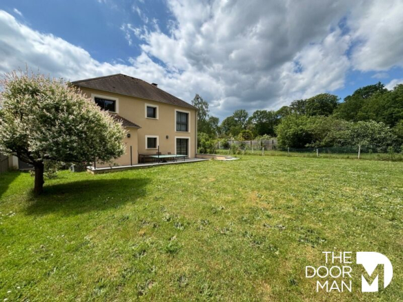 Contemporary house with garden in Rambouillet, rear view of the garden and the facade.