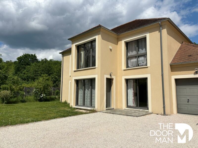 Contemporary house in Rambouillet Contemporary house in Rambouillet with garden and garage.