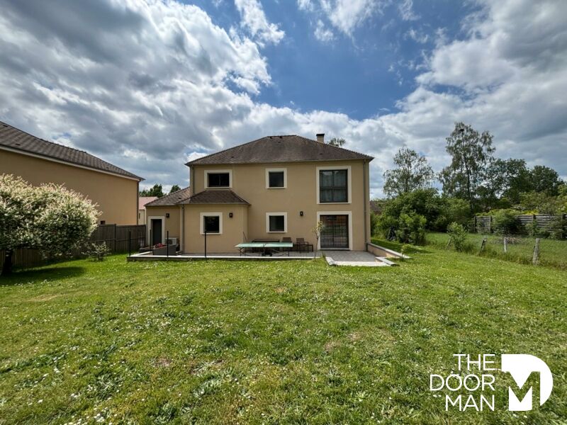 Contemporary house in Rambouillet Contemporary house with garden in Rambouillet, built in 2018, rear view.