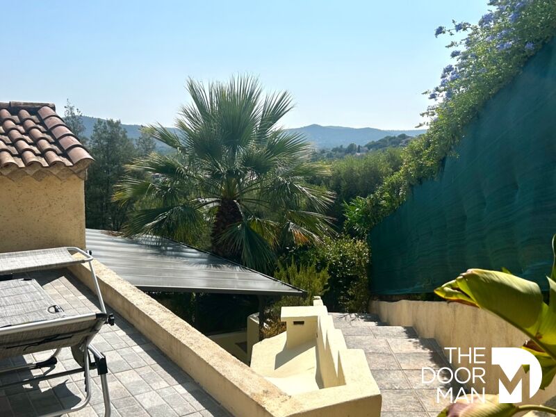 Maison avec vue au Lavandou Vue dégagée depuis une maison avec palmier et terrasse au Lavandou.