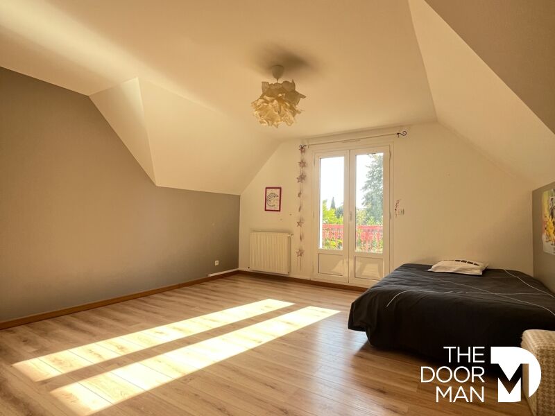 Room in a house in Limours Spacious room with natural light, windows and parquet flooring, in a house in Limours.