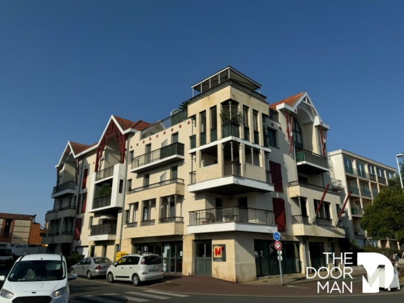 Residential building in Arcachon, Aiguillon district, with several floors and balconies.