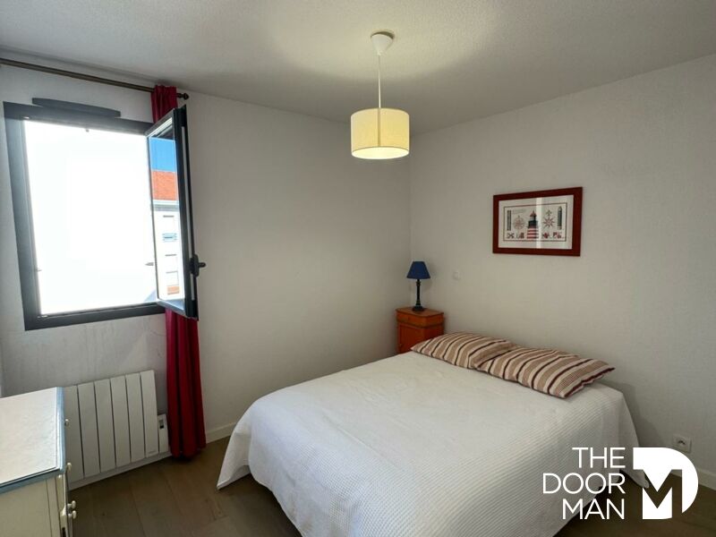 Duplex room Arcachon Room in a duplex in Arcachon with a double bed and an open window.