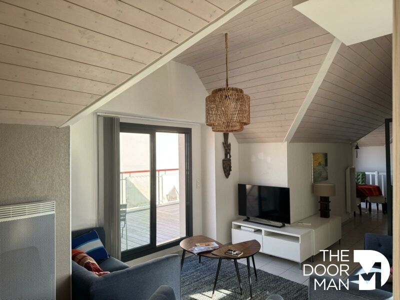 Duplex in Arcachon Interior of a duplex in Arcachon with a bright living room and a terrace.