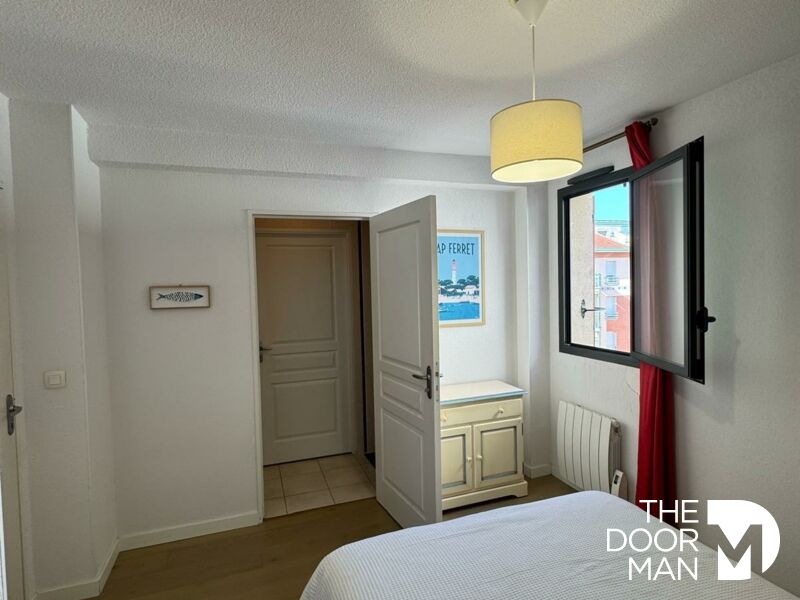 Room in a duplex in Arcachon Bedroom in a duplex in Arcachon with an open door leading to a hallway.