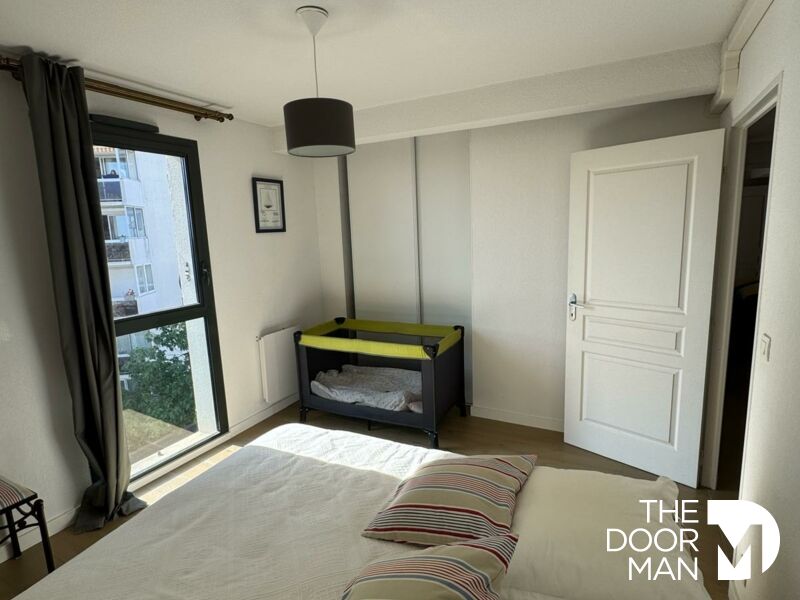 Duplex room in Arcachon Room in a duplex in Arcachon with bed and crib, natural light