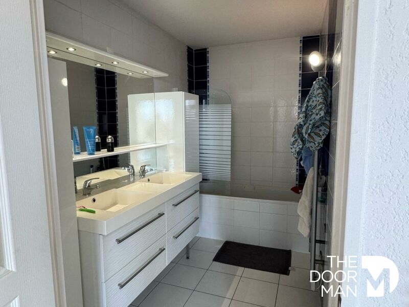 Duplex bathroom in Arcachon Modern bathroom with double sink and bathtub in a duplex in Arcachon.