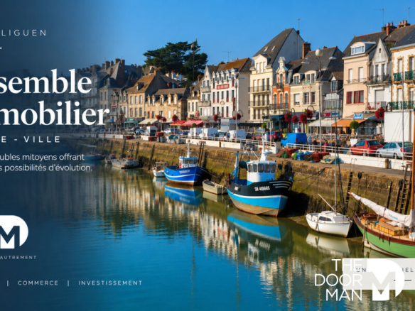 View of the port of Pouliguen with boats and buildings by the sea.