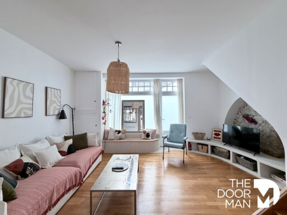 Bright living room of a house in Le Pouliguen with sofa, coffee table and television.
