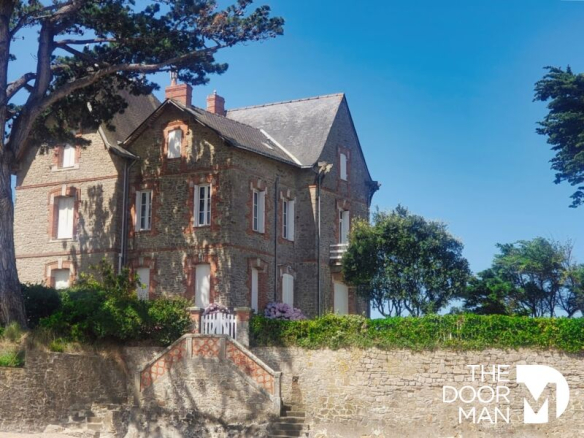 Bâtiment en pierre avec balcons, dominant la plage de Sorlock à Mesquer.