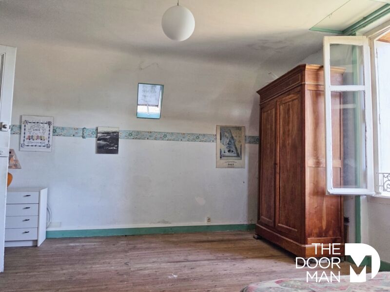 Intérieur de l’appartement à Mesquer Intérieur d'un appartement avec murs clairs, parquet en bois et meubles en bois, à Mesquer.