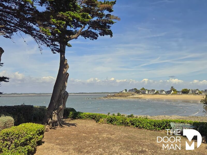 Vue sur la plage de Sorlock Vue sur la plage de Sorlock avec des arbres et des maisons en arrière-plan.