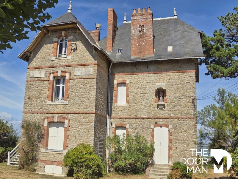 Maison patrimoniale à Mesquer Maison en pierre avec toit en ardoise, située à Mesquer, dominant la plage de Sorlock.