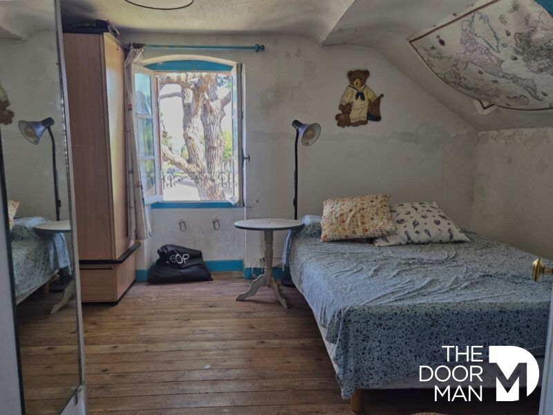 Chambre d’appartement à Mesquer Chambre d'appartement avec lit, miroir et fenêtre donnant sur l'extérieur.