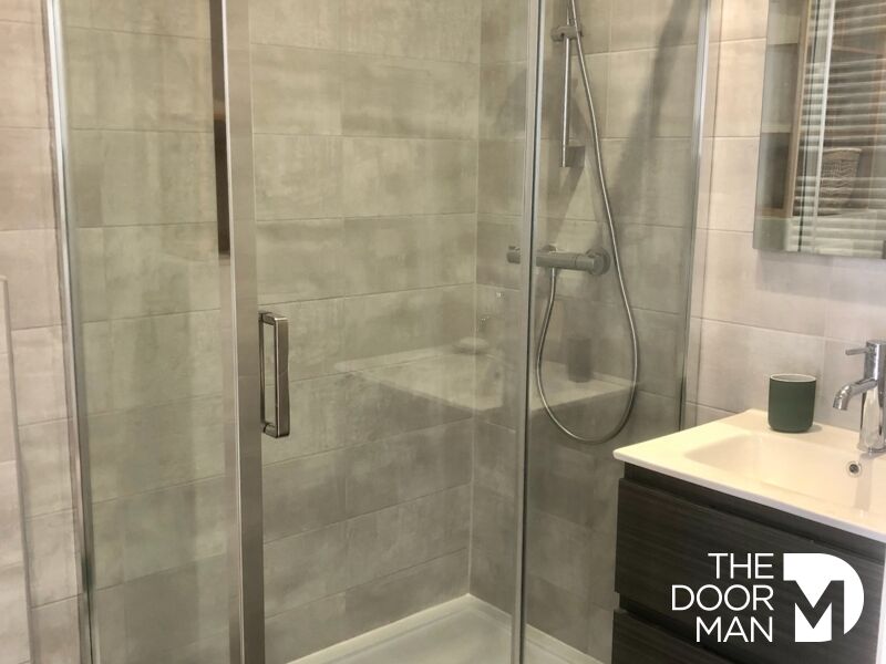 Salle de bains moderne Salle de bains moderne avec douche à l'italienne et meuble sous vasque.